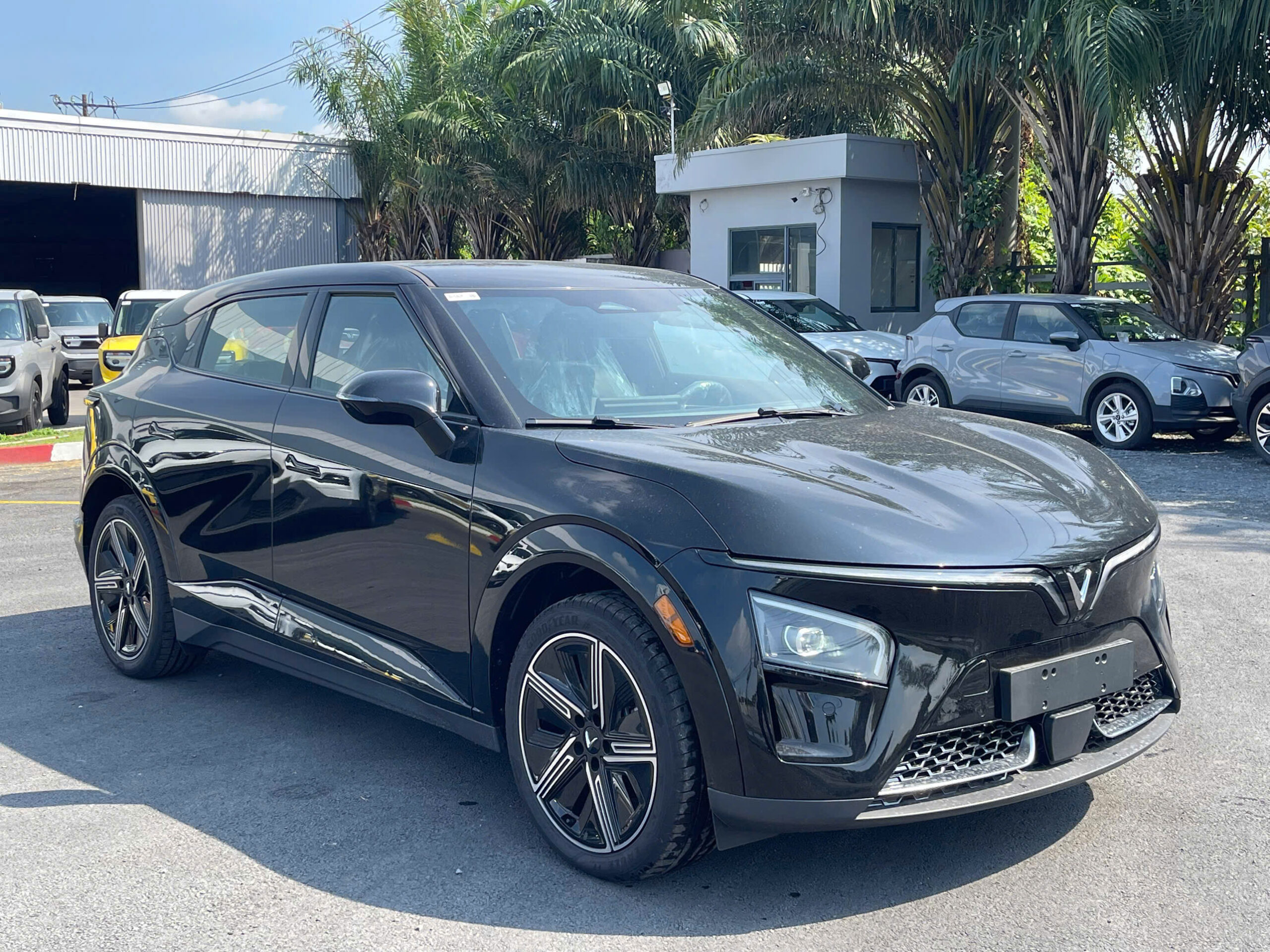 Đầu xe VinFast VF7 đèn LED chữ V đặc trưng